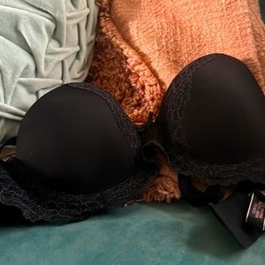 Never worn Victoria Secret Convertible Strapless Bra (with straps)